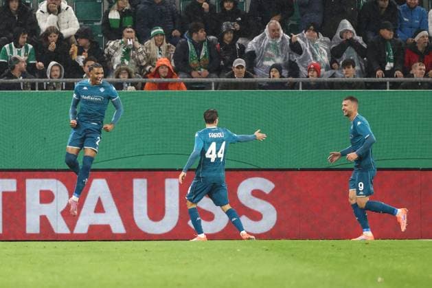 SOCCER - UEFA ECL, Rapid vs Fiorentina VIENNA,AUSTRIA,23.OCT.25 - SOCCER - UEFA Conference League, SK Rapid Wien vs ACF Fiorentina. Image shows the rejoicing of Cher Ndour, Nicolo Fagioli and Edin Dzeko (Fiorentina).  GEPAxpictures xArminxRauthner