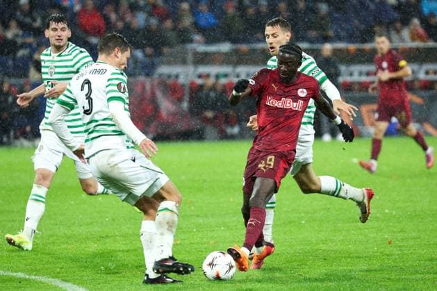 SOCCER - UEFA EL, RBS vs Ferencvaros SALZBURG,AUSTRIA,23.OCT.25 - SOCCER - UEFA Europa League, Red Bull Salzburg vs Ferencvaros Budapest. Image shows Stefan Gartenmann (Budapest), Moussa Yeo (RBS) and Kristoffer Zachariassen (Budapest).  GEPAxpictures xDavidxGeieregger