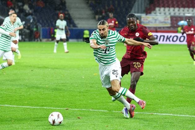 SOCCER - UEFA EL, RBS vs Ferencvaros SALZBURG,AUSTRIA,23.OCT.25 - SOCCER - UEFA Europa League, Red Bull Salzburg vs Ferencvaros Budapest. Image shows Cebrails Makreckis (Budapest) and Edmund Baidoo (RBS).  GEPAxpictures xDavidxGeieregger