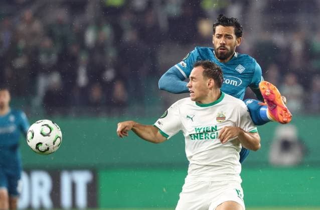 SOCCER - UEFA ECL, Rapid vs Fiorentina VIENNA,AUSTRIA,23.OCT.25 - SOCCER - UEFA Conference League, SK Rapid Wien vs ACF Fiorentina. Image shows Nikolaus Wurmbrand (Rapid) and Pablo Mari (Fiorentina).  GEPAxpictures xArminxRauthner