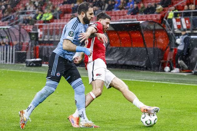 ALKMAAR , 23-10-2025 , AFAS Stadium , season 2025 2026 , UEFA Conference League football , League phase matchday 2 , match between AZ and SK Slovan Bratislava , picture shows SK Slovan Bratislava player Tigran Barseghyan and AZ player Mees de Wit AZ - Slovan Bratislava  x31654293x Copyright: