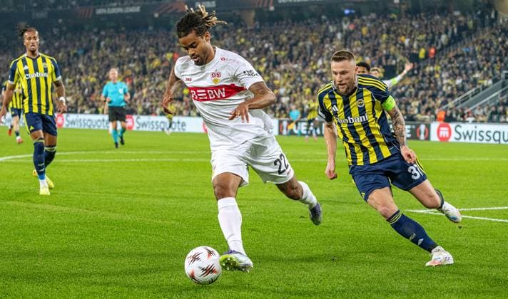 Istanbul , Europa League Fenerbahce Istanbul vs. VfB Stuttgart , von links: Lorenz Assignon ( Vfb ) Milan Skriniar ( Istanbul )