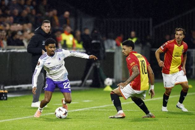DEVENTER - (l-r) Ian Maatsen of Aston Villa, Richonell Magaret of Go Ahead Eagles during the UEFA Europa League match between Go Ahead Eagles and Aston Villa FC at De Adelaarshorst on October 23, 2025, in Deventer, Netherlands. ANP VINCENT JANNINK UEFA Europa League 2025-2026 xVIxANPxSportx xxANPxIVx 540072868 originalFilename: 540072868.jpg