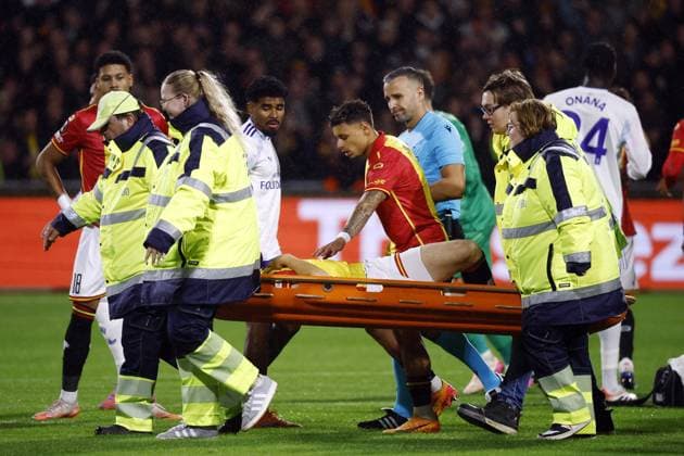 DEVENTER - Gerrit Nauber of Go Ahead Eagles is carried off the pitch on a stretcher during the UEFA Europa League match between Go Ahead Eagles and Aston Villa FC at De Adelaarshorst on October 23, 2025, in Deventer, Netherlands. ANP VINCENT JANNINK UEFA Europa League 2025-2026 xVIxANPxSportx xxANPxIVx 540073087 originalFilename: 540073087.jpg