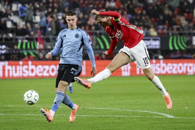 ALKMAAR - (l-r) Danylo Ihnatenko of Slovan Bratislava and Sven Mijnans of AZ Alkmaar during the UEFA Conference League match between AZ Alkmaar and Slovan Bratislava at the AFAS Stadium on October 23, 2025, in Alkmaar, Netherlands. ANP BART STOUTJESDIJK UEFA Conference League 2025-2026 xVIxANPxSportx xxANPxIVx 540073222 originalFilename: 540073222.jpg