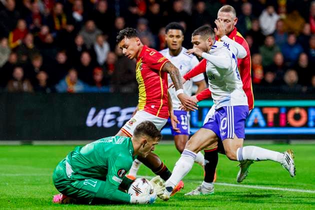 goalkeeper Jari De Busser of Go Ahead Eagles catch the ball Go Ahead Eagles v Aston Villa FC, UEFA Europa League 2025 26 League Phase MD3, Go Ahead Eagles v Aston Villa FC, Stadion De Adelaarshorst, October 23, 2025, Deventer, Netherlands.