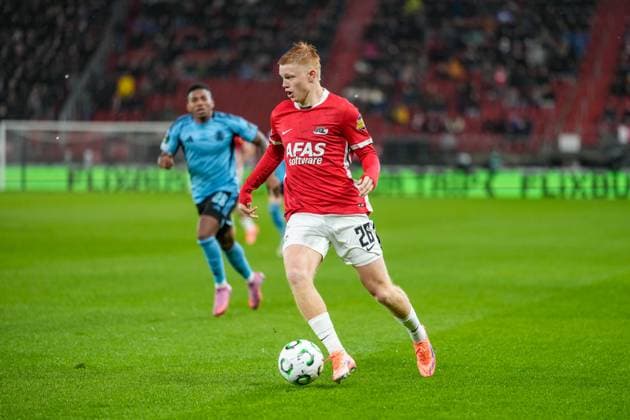 2025-10-23 AZ Alkmaar v Slovan Bratislava - UEFA Conference League 2025 26 League Phase MD2 ALKMAAR, NETHERLANDS - OCTOBER 23: Kees Smit of AZ Alkmaar runs with the ball during the UEFA Conference League 2025 26 League Phase MD2 match between AZ Alkmaar and Slovan Bratislava at AFAS Stadion on October 23, 2025 in Alkmaar, Netherlands. Alkmaar AFAS Stadion Netherlands Content not available for redistribution in The Netherlands directly or indirectly through any third parties. Copyright: xEdxvanxdexPolx