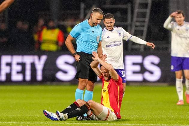 2025-10-23 Go Ahead Eagles v Aston Villa FC - UEFA Europa League 2025 26 League Phase MD3 DEVENTER, NETHERLANDS - OCTOBER 23: Gerrit Nauber of Go Ahead Eagles injured on the pitch during the UEFA Europa League 2025 26 League Phase MD3 match between Go Ahead Eagles and Aston Villa FC at Adelaarshorst on October 23, 2025 in Deventer, Netherlands. Deventer Adelaarshorst Netherlands Content not available for redistribution in The Netherlands directly or indirectly through any third parties. Copyright: xAndrexWeeningx