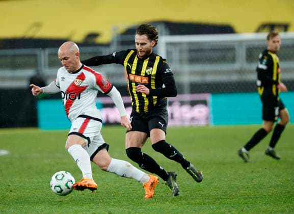 GÖTEBORG, SVERIGE 20251023 Rayo Vallecanos Isi Palazon mot Häckens Adam Lundqvist under fotbollsmatchen i Conference League mellan BK Häcken och Rayo Vallecano pa Gamla Ullevi i Göteborg, Sverige 23 oktober 2025. GÖTEBORG SVERIGE x9200x