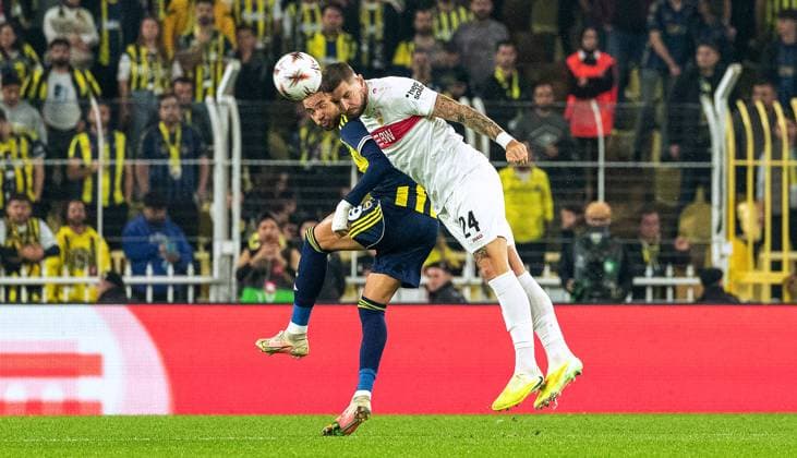 Istanbul , Europa League Fenerbahce Istanbul vs. VfB Stuttgart , von links: Youssef En-Nesyri ( Istanbul ) Jeff Chabot ( VfB )