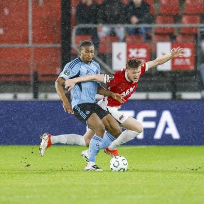 ALKMAAR , 23-10-2025 , AFAS Stadium , season 2025 2026 , UEFA Conference League football , League phase matchday 2 , match between AZ and SK Slovan Bratislava , picture shows SK Slovan Bratislava player Rahim Ibrahim and AZ player Maxim Dekker AZ - Slovan Bratislava  x31654303x Copyright: