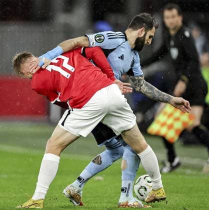 ALKMAAR - (l-r) Isak Jensen of AZ Alkmaar and Tigran Barseghyan of Slovan Bratislava during the UEFA Conference League match between AZ Alkmaar and Slovan Bratislava at the AFAS Stadium on October 23, 2025, in Alkmaar, Netherlands. ANP BART STOUTJESDIJK UEFA Conference League 2025-2026 xVIxANPxSportx xxANPxIVx 540073674 originalFilename: 540073674.jpg