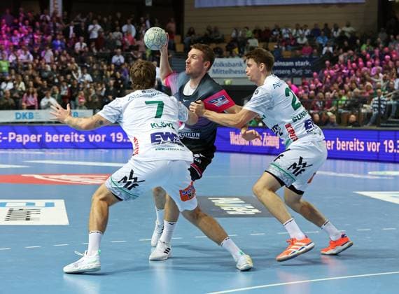 23.10.2025, xovx, Handball Daikin Handball Bundesliga, HSG Wetzlar - FRISCH AUF! Göppingen v.l. Victor Klöve (Frisch Auf! Göppingen), Dominik Mappes (HSG Wetzlar), Oskar Sunnefeldt (Frisch Auf! Göppingen) Wetzlar Buderus-Arena Hessen Deutschland (DE)