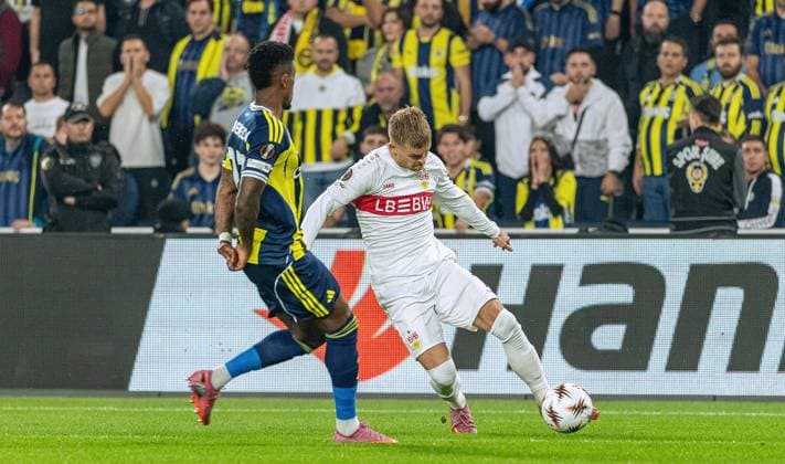 Istanbul , Europa League Fenerbahce Istanbul vs. VfB Stuttgart , von links: Nelson Semedo ( Istanbul ) Maximilian Mittelstädt ( VfB )