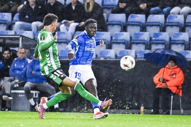 18? Real Betis s Nelson ?Deossa and Genk s Yaimar Medina pictured in action during a soccer game between Belgian soccer team KRC Genk and Spanish club Real Betis Balompie, on Thursday 23 October 2025, in Genk, third game (out of 8) in the league phase of the UEFA Europa League competition. TOM GOYVAERTS TomxGoyvaerts  x137722867x