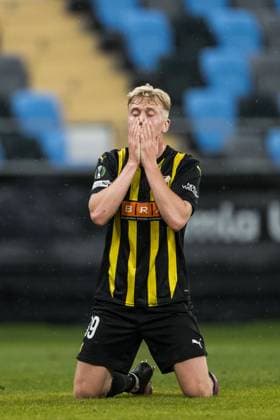 251023 Isak Brusberg of Häcken looks dejected during the UEFA Conference League football match between Häcken and Rayo Vallecano on October 23, 2025 in Gothenburg. Photo: Mathias Bergeld BILDBYRAN kod MB MB1226 fotboll football soccer fotball uefa conference league conference league häcken rayo vallecano bbeng depp Copyright: MATHIASxBERGELD BB251023MB032