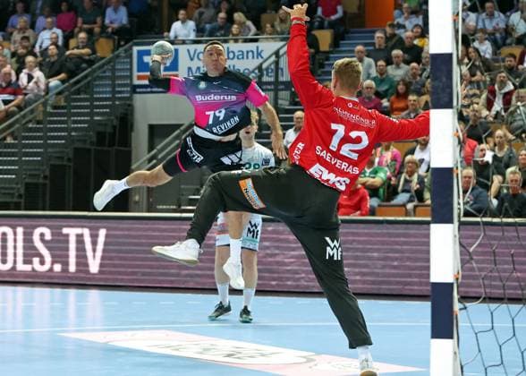 23.10.2025, xovx, Handball Daikin Handball Bundesliga, HSG Wetzlar - FRISCH AUF! Göppingen v.l. Ahmet Nafea (HSG Wetzlar), Franko Lastro (Frisch Auf! Göppingen), Kristian Saeveras (Frisch Auf! Göppingen) Wetzlar Buderus-Arena Hessen Deutschland (DE)