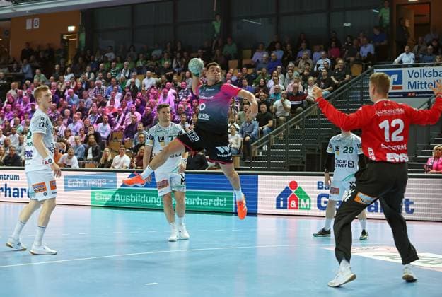 23.10.2025, xovx, Handball Daikin Handball Bundesliga, HSG Wetzlar - FRISCH AUF! Göppingen v.l. Ymir Örn Gislason (Frisch Auf! Göppingen), David Schmidt (Frisch Auf! Göppingen), Josip Simic (HSG Wetzlar), Franko Lastro (Frisch Auf! Göppingen), Kristian Saeveras (Frisch Auf! Göppingen) Wetzlar Buderus-Arena Hessen Deutschland (DE)