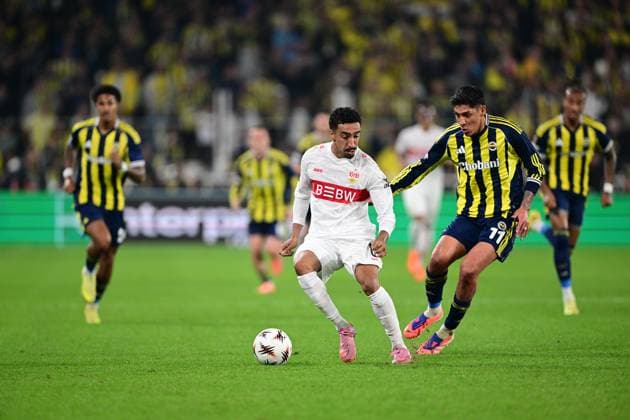 Fenerbahce v Stuttgart - UEFA Europa League ISTANBUL, TURKIYE - OCTOBER 23: Edson Alvarez (11) of Fenerbahce in action against Tiago Thomas (2nd L) of Stuttgart during the UEFA Europa League Week 3 match between Fenerbahce and Stuttgart at Chobani Stadium in Istanbul, Turkiye, on October 23, 2025. Oguz Yeter Anadolu Istanbul Turkey. Editorial use only. Please get in touch for any other usage.  Copyright: x2025xAnadoluxOÄüuzxYeterx
