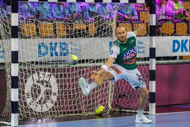 Topscorer Marcel Schiller (Frisch Auf! Goeppingen, 24) versucht sich vor dem Spiel gegen HSG Wetzlar als Torwart GER, HSG Wetzlar vs FRISCH AUF! Goeppingen, Handball, 1. Bundesliga Herren, 10. Spieltag, Spielzeit 2025 2026, 23.10.2025 GER, HSG Wetzlar vs FRISCH AUF! Goeppingen, Handball, 1. Bundesliga Herren, 10. Spieltag, Spielzeit 2025 2026, 23.10.2025 Wetzlar Copyright: xEibner-Pressefoto GerhardxWingenx EP_GWR