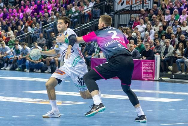 Ludvig Hallbaeck (Frisch Auf! Goeppingen, 20) vs Nikola Grahovac (HSG Wetzlar, 02) GER, HSG Wetzlar vs FRISCH AUF! Goeppingen, Handball, 1. Bundesliga Herren, 10. Spieltag, Spielzeit 2025 2026, 23.10.2025 GER, HSG Wetzlar vs FRISCH AUF! Goeppingen, Handball, 1. Bundesliga Herren, 10. Spieltag, Spielzeit 2025 2026, 23.10.2025 Wetzlar Copyright: xEibner-Pressefoto GerhardxWingenx EP_GWR
