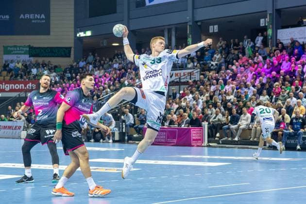 Ymir Oern Gislason (Frisch Auf! Goeppingen, 33) am Kreis, Nikola Grahovac (HSG Wetzlar, 02), Josip Simic (HSG Wetzlar, 10) GER, HSG Wetzlar vs FRISCH AUF! Goeppingen, Handball, 1. Bundesliga Herren, 10. Spieltag, Spielzeit 2025 2026, 23.10.2025 GER, HSG Wetzlar vs FRISCH AUF! Goeppingen, Handball, 1. Bundesliga Herren, 10. Spieltag, Spielzeit 2025 2026, 23.10.2025 Wetzlar Copyright: xEibner-Pressefoto GerhardxWingenx EP_GWR