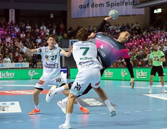 23.10.2025, xovx, Handball Daikin Handball Bundesliga, HSG Wetzlar - FRISCH AUF! Göppingen v.l. Oskar Sunnefeldt (Frisch Auf! Göppingen), Victor Klöve (Frisch Auf! Göppingen), Filip Vistorop (HSG Wetzlar) Wetzlar Buderus-Arena Hessen Deutschland (DE)