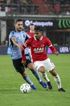 ALKMAAR - (l-r) Kyriakos Savvidis of Slovan Bratislava and Weslley Patati of AZ Alkmaar during the UEFA Conference League match between AZ Alkmaar and Slovan Bratislava at the AFAS Stadium on October 23, 2025, in Alkmaar, Netherlands. ANP BART STOUTJESDIJK UEFA Conference League 2025-2026 xVIxANPxSportx xxANPxIVx 540074495 originalFilename: 540074495.jpg