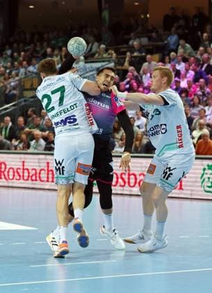 23.10.2025, xovx, Handball Daikin Handball Bundesliga, HSG Wetzlar - FRISCH AUF! Göppingen v.l. Oskar Sunnefeldt (Frisch Auf! Göppingen), Filip Vistorop (HSG Wetzlar), Ymir Örn Gislason (Frisch Auf! Göppingen) Wetzlar Buderus-Arena Hessen Deutschland (DE)
