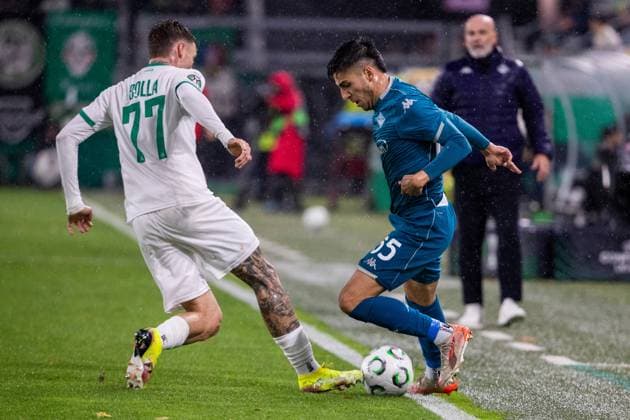 SOCCER - UEFA ECL, Rapid vs Fiorentina VIENNA,AUSTRIA,23.OCT.25 - SOCCER - UEFA Conference League, SK Rapid Wien vs ACF Fiorentina. Image shows Bendeguz Bolla (Rapid) and Fabiano Parisi (Fiorentina).  GEPAxpictures xPhilippxBrem