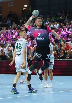 23.10.2025, xovx, Handball Daikin Handball Bundesliga, HSG Wetzlar - FRISCH AUF! Göppingen v.l. Martin Hanne (Frisch Auf! Göppingen), Nikola Grahovac (HSG Wetzlar), Oskar Sunnefeldt (Frisch Auf! Göppingen) Wetzlar Buderus-Arena Hessen Deutschland (DE)
