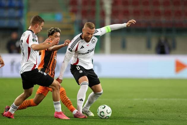KRAKOW 23.10.2025 MECZ 2. KOLEJKA LIGA KONFERENCJI SEZON 2025 26: SZACHTAR DONIECK - LEGIA WARSZAWA --- UEFA CONFERENCE LEAGUE MATCH IN CRACOW: SHAKHTAR DONETSK - LEGIA WARSAW KACPER CHODYNA ISAQUE SILVA RAFAL AUGUSTYNIAK FOT. PIOTR KUCZA FOTOPYK NEWSPIX.PL --- newspix.pl 