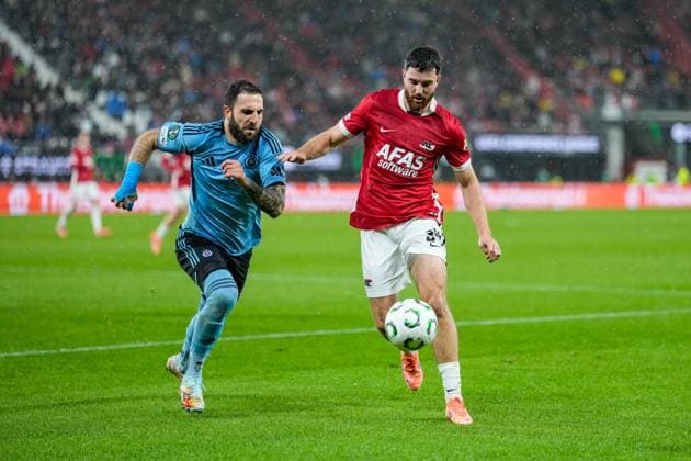 2025-10-23 AZ Alkmaar v Slovan Bratislava - UEFA Conference League 2025 26 League Phase MD2 ALKMAAR, NETHERLANDS - OCTOBER 23: Tigran Barseghyan of Slovan Bratislava battles for possession with Mees de Wit of AZ Alkmaar during the UEFA Conference League 2025 26 League Phase MD2 match between AZ Alkmaar and Slovan Bratislava at AFAS Stadion on October 23, 2025 in Alkmaar, Netherlands. Alkmaar AFAS Stadion Netherlands Content not available for redistribution in The Netherlands directly or indirectly through any third parties. Copyright: xEdxvanxdexPolx