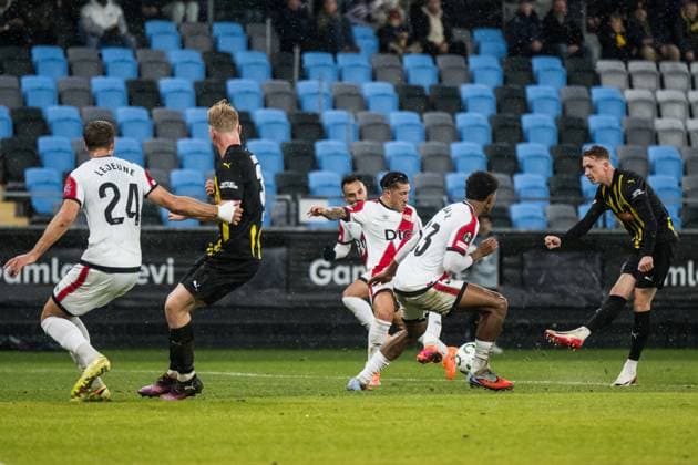 251023 Julius Lindberg of Häcken scores 1-1 during the UEFA Conference League football match between Häcken and Rayo Vallecano on October 23, 2025 in Gothenburg. Photo: Mathias Bergeld BILDBYRAN kod MB MB1226 fotboll football soccer fotball uefa conference league conference league häcken rayo vallecano bbeng Copyright: MATHIASxBERGELD BB251023MB040