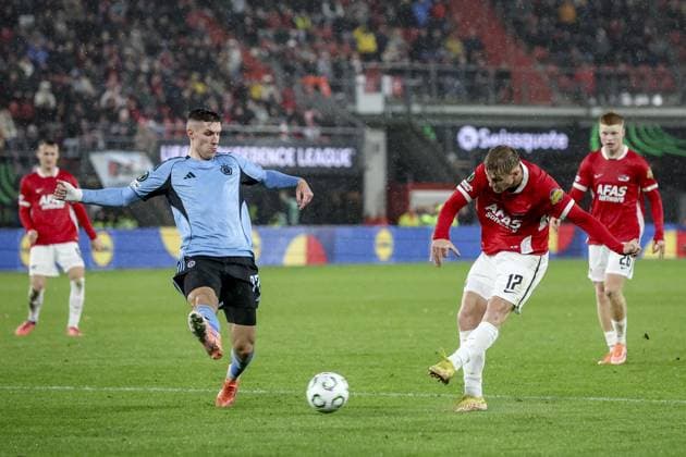 ALKMAAR - Danylo Ihnatenko of Slovan Bratislava and Isak Jensen of AZ Alkmaar during the UEFA Conference League match between AZ Alkmaar and Slovan Bratislava at the AFAS Stadium on October 23, 2025, in Alkmaar, Netherlands. ANP BART STOUTJESDIJK UEFA Conference League 2025-2026 xVIxANPxSportx xxANPxIVx 540074854 originalFilename: 540074854.jpg