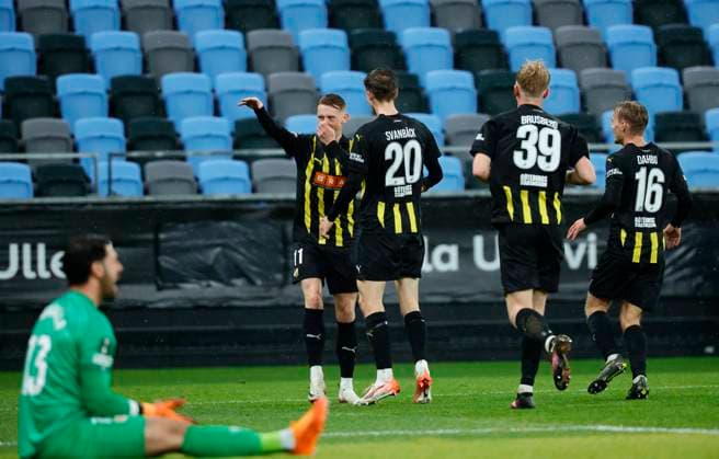 GÖTEBORG, SVERIGE 20251023 Häckens Julius Lindberg (till vänster) jublar efter mal och kvitteraring till 1-1, grautleras av Adrian Svanbäck, Isak Brusberg och Pontus Dahbo, under fotbollsmatchen i Conference League mellan BK Häcken och Rayo Vallecano pa Gamla Ullevi i Göteborg, Sverige 23 oktober 2025. GÖTEBORG SVERIGE x9200x