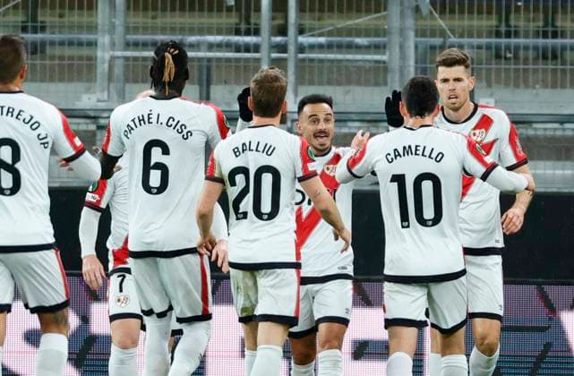GÖTEBORG, SVERIGE 20251023 Rayo Vallecanos Alvaro Garcia ( 18, mitten) jublar efter 0-1 under fotbollsmatchen i Conference League mellan BK Häcken och Rayo Vallecano pa Gamla Ullevi i Göteborg, Sverige 23 oktober 2025. GÖTEBORG SVERIGE x9200x