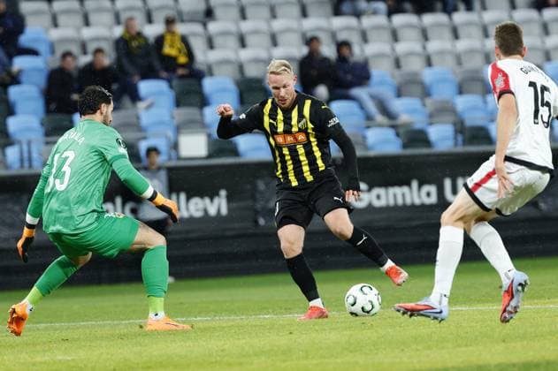 GÖTEBORG, SVERIGE 20251023 Rayo Vallecanos malvakt Augusto Batalla mot Häckens Mikkel Rygaard under fotbollsmatchen i Conference League mellan BK Häcken och Rayo Vallecano pa Gamla Ullevi i Göteborg, Sverige 23 oktober 2025. GÖTEBORG SVERIGE x9200x