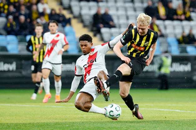 GÖTEBORG, SVERIGE 20251023 Rayo Vallecanos Jozhua Vertrouwd mot Häckens Isak Brusberg under fotbollsmatchen i Conference League mellan BK Häcken och Rayo Vallecano pa Gamla Ullevi i Göteborg, Sverige 23 oktober 2025. GÖTEBORG SVERIGE x9200x
