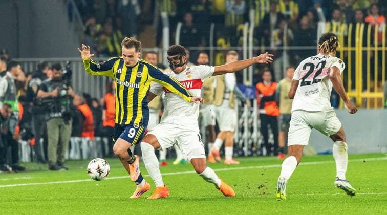 Istanbul , Europa League Fenerbahce Istanbul vs. VfB Stuttgart , von links : Kerem Aktürkoglu ( Istanbul ) Luca Jaquez ( VfB )