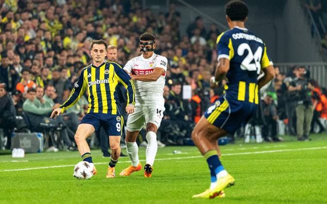 Istanbul , Europa League Fenerbahce Istanbul vs. VfB Stuttgart , von links: Kerem Aktürkoglu ( Istanbul ) Luca Jaquez ( VfB )