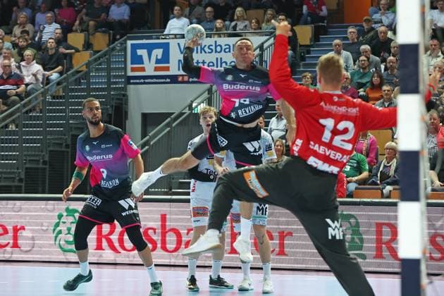 23.10.2025, xovx, Handball Daikin Handball Bundesliga, HSG Wetzlar - FRISCH AUF! Göppingen v.l. Philipp Ahouansou (HSG Wetzlar), Franko Lastro (Frisch Auf! Göppingen), Ahmet Nafea (HSG Wetzlar), Ludvig Hallbäck (Frisch Auf! Göppingen), Kristian Saeveras (Frisch Auf! Göppingen) Wetzlar Buderus-Arena Hessen Deutschland (DE)