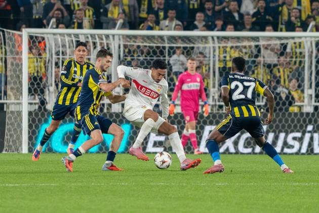 Tiago Tomas (VfB Stuttgart) wird von 3 Gegenspielern angegriffen, TUR, Fenerbahce Istanbul vs. VfB Stuttgart, Fussball, UEFA Europa League, Spieltag 3, Spielzeit 2025 2026, 23.10.2025, TUR, Fenerbahce Istanbul vs. VfB Stuttgart, Fussball, UEFA Europa League, Spieltag 3, Spielzeit 2025 2026, 23.10.2025, Istanbul Copyright: xEibner-Pressefoto EdwardxCheungx EP_ECG
