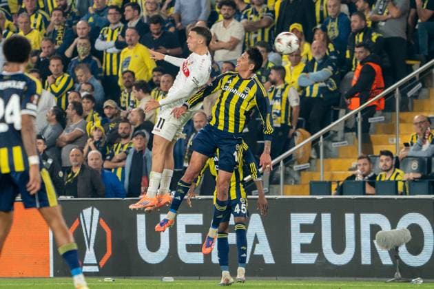 Bilal El Khannouss (VfB Stuttgart, 11) und Edson Alvarez (Fenerbahce Istanbul, 11) im Kopfballduell, TUR, Fenerbahce Istanbul vs. VfB Stuttgart, Fussball, UEFA Europa League, Spieltag 3, Spielzeit 2025 2026, 23.10.2025, TUR, Fenerbahce Istanbul vs. VfB Stuttgart, Fussball, UEFA Europa League, Spieltag 3, Spielzeit 2025 2026, 23.10.2025, Istanbul Copyright: xEibner-Pressefoto EdwardxCheungx EP_ECG