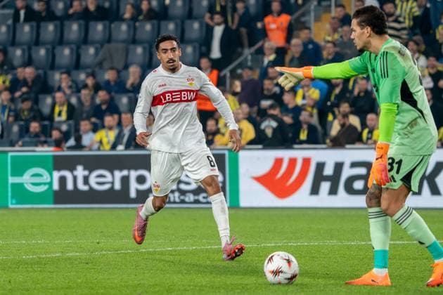Tiago Tomas (VfB Stuttgart) greift Torwart Ederson (Fenerbahce Istanbul, 31) an, TUR, Fenerbahce Istanbul vs. VfB Stuttgart, Fussball, UEFA Europa League, Spieltag 3, Spielzeit 2025 2026, 23.10.2025, TUR, Fenerbahce Istanbul vs. VfB Stuttgart, Fussball, UEFA Europa League, Spieltag 3, Spielzeit 2025 2026, 23.10.2025, Istanbul Copyright: xEibner-Pressefoto EdwardxCheungx EP_ECG
