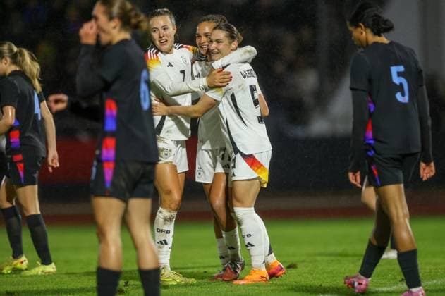 DEU, Fulda, Deutschland U 23 vs England U 23, Länderspielrunde, DFB, Saison 2526, Stadion der Stadt Fulda im Sportpark Johannisau, Gruppe A, 1. Spieltag im Bild: Sophie Weidauer (Deutschland U23) erzielt da Tor zum 3:0, Jubel mit Lisa Baum (Deutschland U23) und Mara Alber (Deutschland U23) DFB DFL REGULATIONS PROHIBIT ANY USE OF PHOTOGRAPHS AS IMAGE SEQUENCES AND OR QUASI-VIDEO, 23.10.2025 Copyright: HMBxMedia HendrikxHamelau