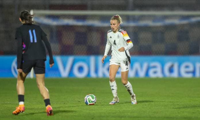 DEU, Fulda, Deutschland U 23 vs England U 23, Länderspielrunde, DFB, Saison 2526, Stadion der Stadt Fulda im Sportpark Johannisau, Gruppe A, 1. Spieltag im Bild v.l.n.r: Freya Godfrey (England U23), Vanessa Diehm (Deutschland U23) DFB DFL REGULATIONS PROHIBIT ANY USE OF PHOTOGRAPHS AS IMAGE SEQUENCES AND OR QUASI-VIDEO, 23.10.2025 Copyright: HMBxMedia HendrikxHamelau