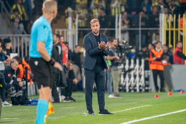 Sebastian Hoeneß (VfB Stuttgart, Trainer) beschwert sich beim Linienrichter, TUR, Fenerbahce Istanbul vs. VfB Stuttgart, Fussball, UEFA Europa League, Spieltag 3, Spielzeit 2025 2026, 23.10.2025, TUR, Fenerbahce Istanbul vs. VfB Stuttgart, Fussball, UEFA Europa League, Spieltag 3, Spielzeit 2025 2026, 23.10.2025, Istanbul *** Sebastian Hoeneß VfB Stuttgart, Coach complains to linesman, TUR, Fenerbahce Istanbul vs VfB Stuttgart, Football, UEFA Europa League, Matchday 3, 2025 2026 season, 23 10 2025, TUR, Fenerbahce Istanbul vs VfB Stuttgart, Football, UEFA Europa League, Matchday 3, 2025 2026 season, 23 10 2025, Istanbul Copyright: xEibner-Pressefoto EdwardxCheungx EP_ECG