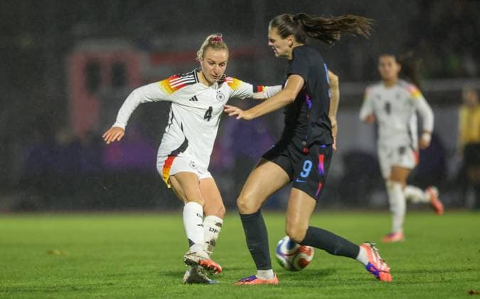 DEU, Fulda, Deutschland U 23 vs England U 23, Länderspielrunde, DFB, Saison 2526, Stadion der Stadt Fulda im Sportpark Johannisau, Gruppe A, 1. Spieltag im Bild v.l.n.r: Vanessa Diehm (Deutschland U23), Isobel Goodwin (England U23), Torschuss DFB DFL REGULATIONS PROHIBIT ANY USE OF PHOTOGRAPHS AS IMAGE SEQUENCES AND OR QUASI-VIDEO, 23.10.2025 Copyright: HMBxMedia HendrikxHamelau