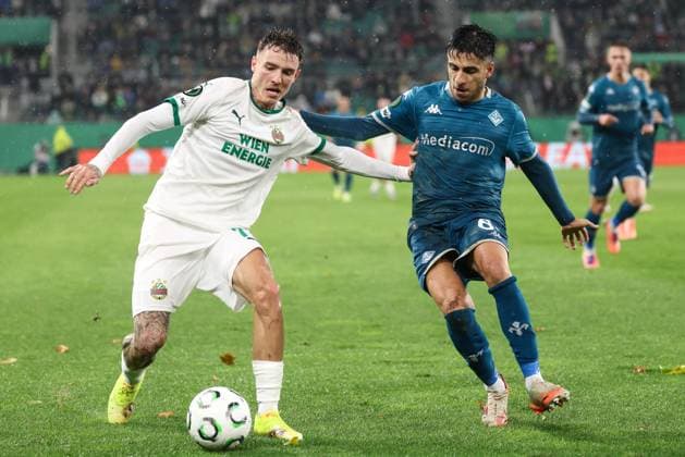 SOCCER - UEFA ECL, Rapid vs Fiorentina VIENNA,AUSTRIA,23.OCT.25 - SOCCER - UEFA Conference League, SK Rapid Wien vs ACF Fiorentina. Image shows Bendeguz Bolla (Rapid) and Fabiano Parisi (Fiorentina).  GEPAxpictures xArminxRauthner